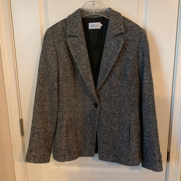 Italian Ladies Suit - Picture 6 of 8